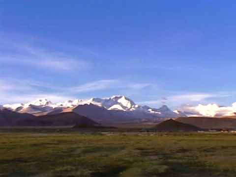
Cho Oyu glistens in the early morning sunshine across the Tingri Plain - Tibet: Mit dem Motorrad zum Mount Kailash DVD

